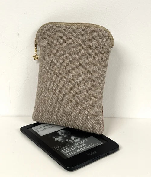 Le dos de la pochette pour liseuse numérique en lin et tissu japonais Seigaiha écru et bleu, format 6 pouces.