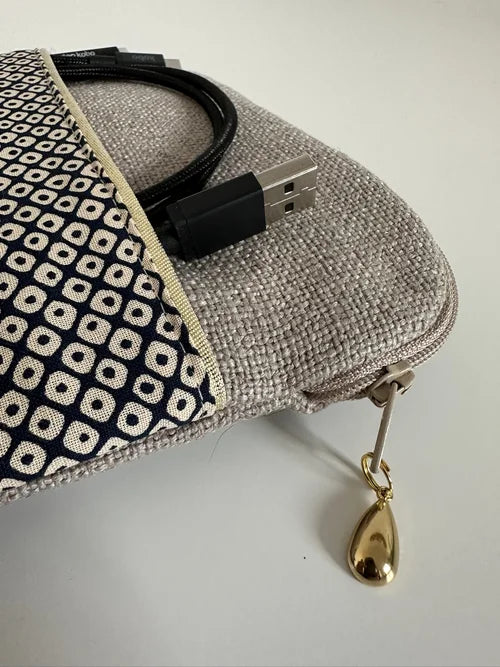 L'ouverture élargie de La pochette liseuse en lin et tissu japonais bleu Shibori.