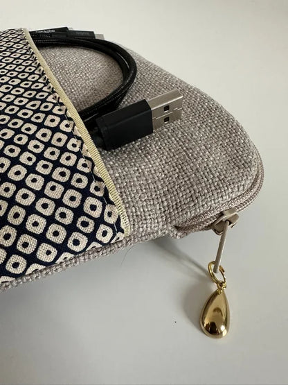 L'ouverture élargie de La pochette liseuse en lin et tissu japonais bleu Shibori.
