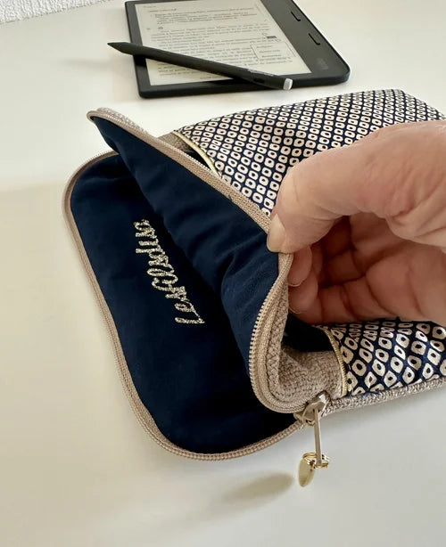 L'intérieur de la La pochette liseuse en lin et tissu japonais bleu Shibori, présentée avec une Kobo Sage et son stylet.