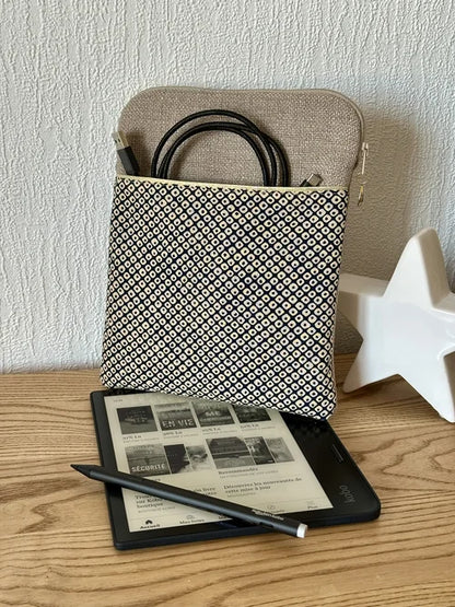 La pochette liseuse en lin et tissu japonais bleu Shibori, format 8 pouces.