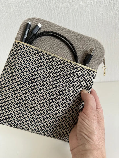 La pochette liseuse en lin et tissu japonais bleu Shibori, tenue à la main.