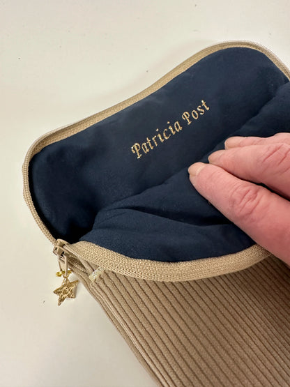 Exemple de personnalisation intérieure de la pochette liseuse en velours cotelé beige.