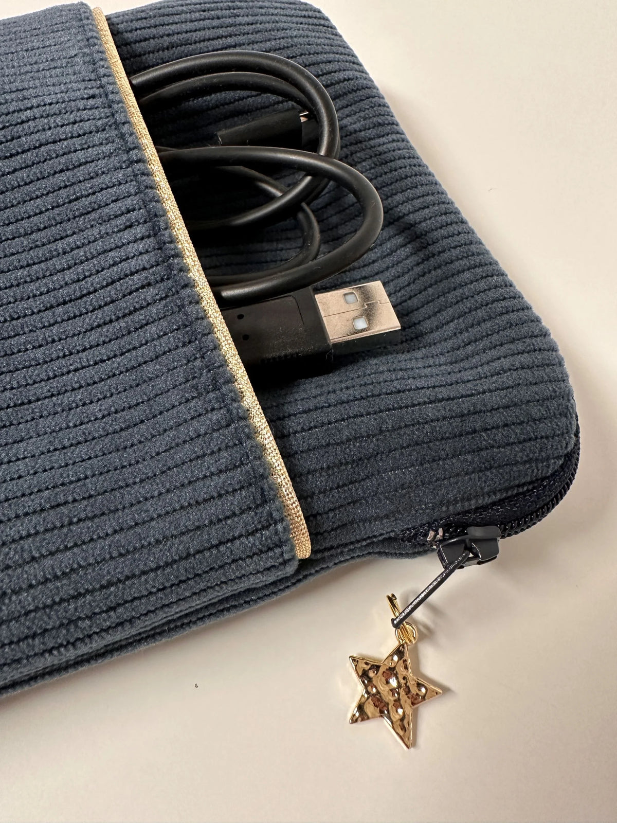 Détail de la poche chargeur de la pochette liseuse en velours cotelé bleu canard.