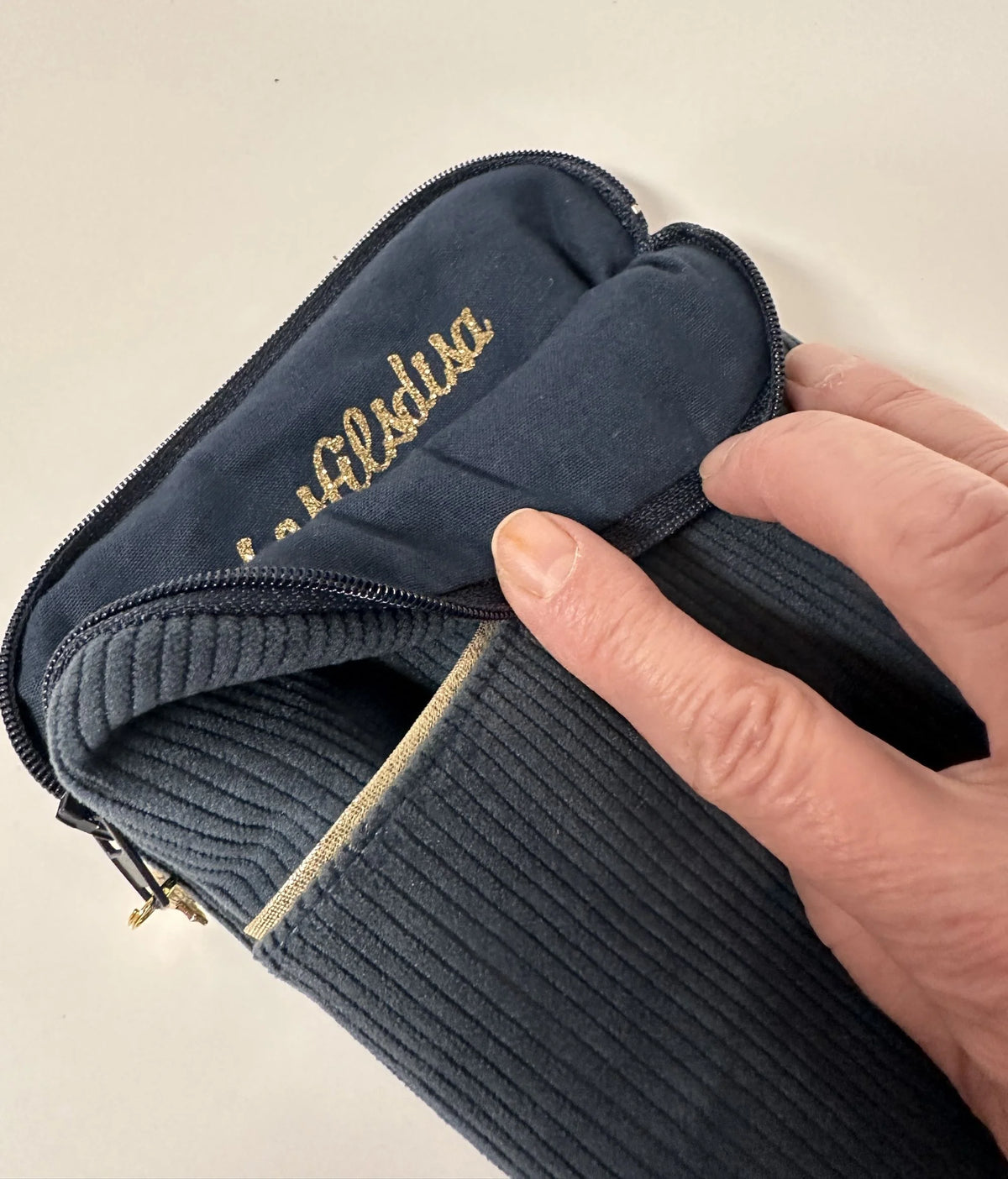 L'intérieur de la pochette liseuse en velours cotelé bleu canard.