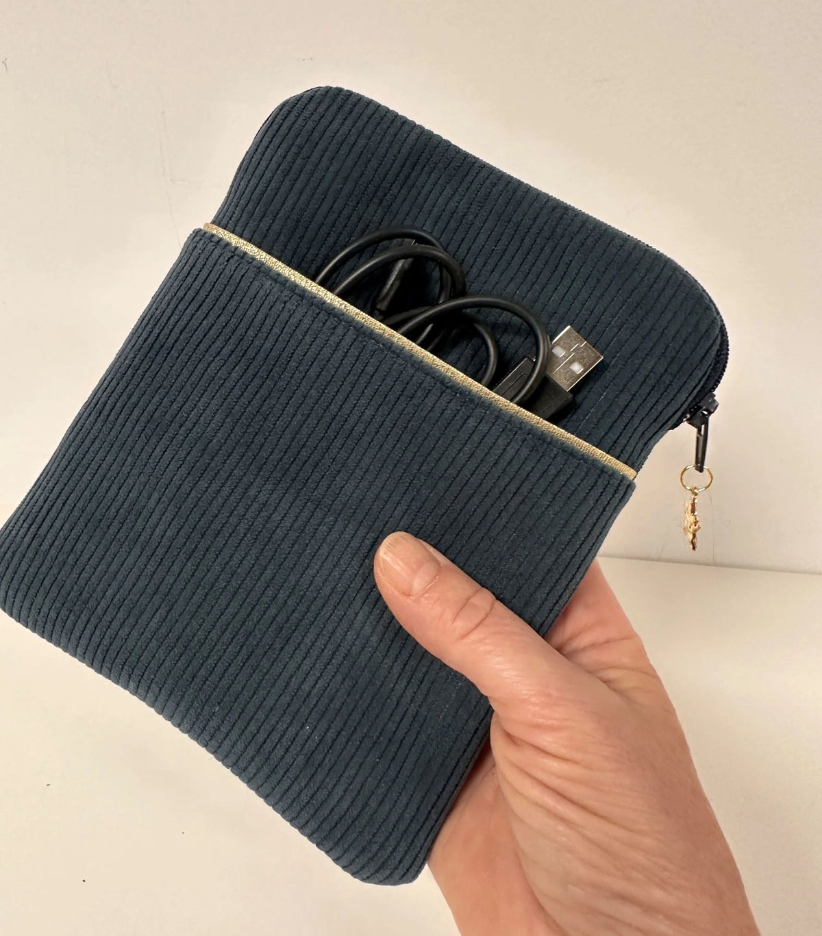 La pochette liseuse en velours cotelé bleu canard, format 7 pouces.