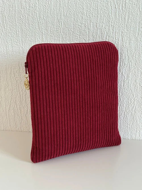 La face arrière de la pochette liseuse en velours cotelé bordeaux.