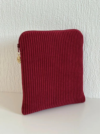 La face arrière de la pochette liseuse en velours cotelé bordeaux.