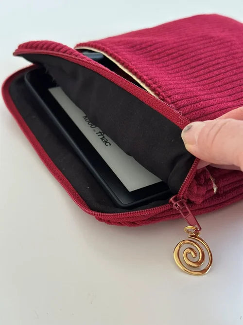 L'intérieur de La pochette liseuse en velours cotelé bordeaux.