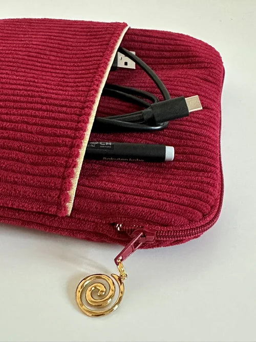 Vue détaillée de la poche avant de la pochette liseuse en velours cotelé bordeaux