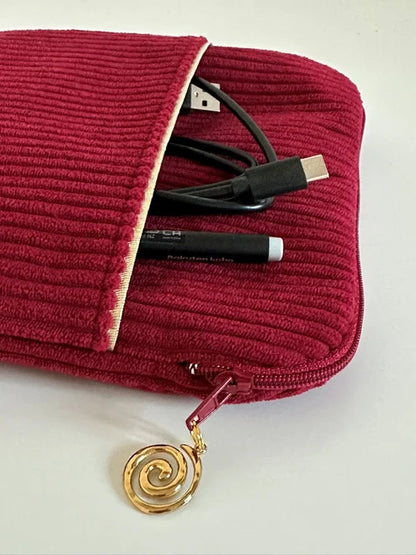 Vue détaillée de la poche avant de la pochette liseuse en velours cotelé bordeaux