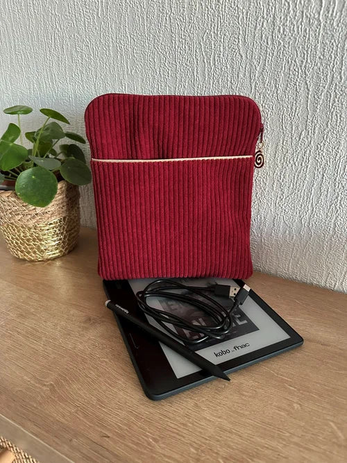 La pochette liseuse en velours cotelé bordeaux, avec Kobo libra, format 7 pouces.