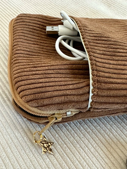 Vue détaillée de l'ouverture élargie de la pochette liseuse en velours cotelé caramel.
