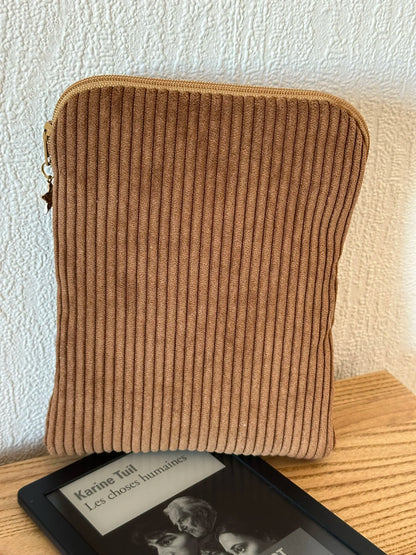 Le dos de la pochette liseuse en velours cotelé caramel.