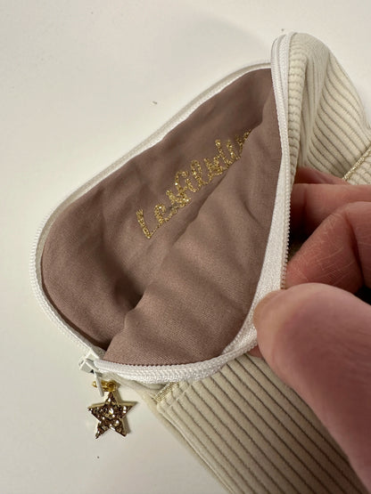 L'intérieur de la pochette à liseuse en velours cotelé écru.