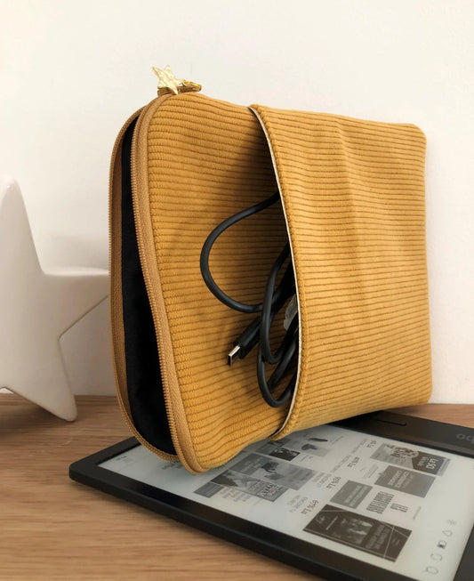 La poche chargeur de la pochette à liseuse numérique en velours cotelé jaune moutarde