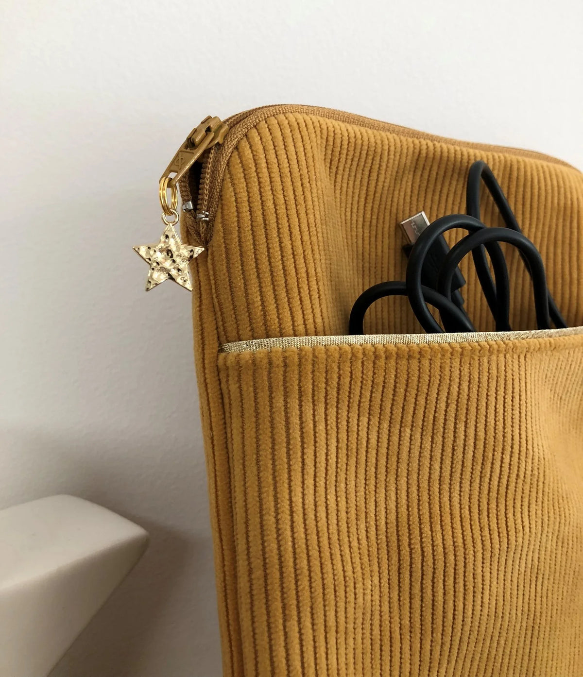 Vue détaillée de la pochette à liseuse numérique en velours cotelé jaune moutarde