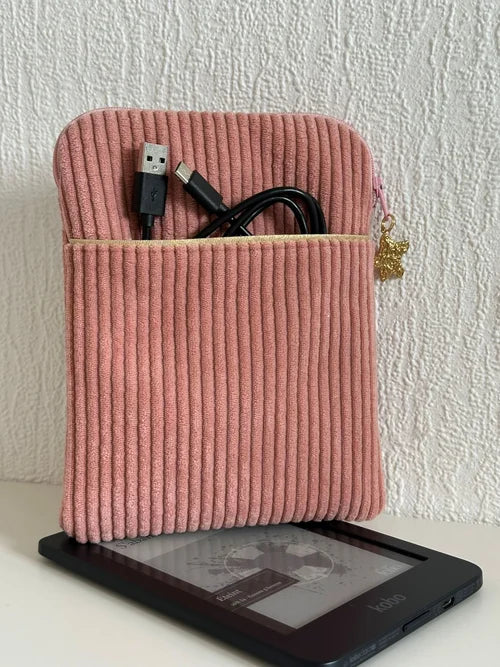 La pochette liseuse en velours cotelé rose blush format 6 pouces