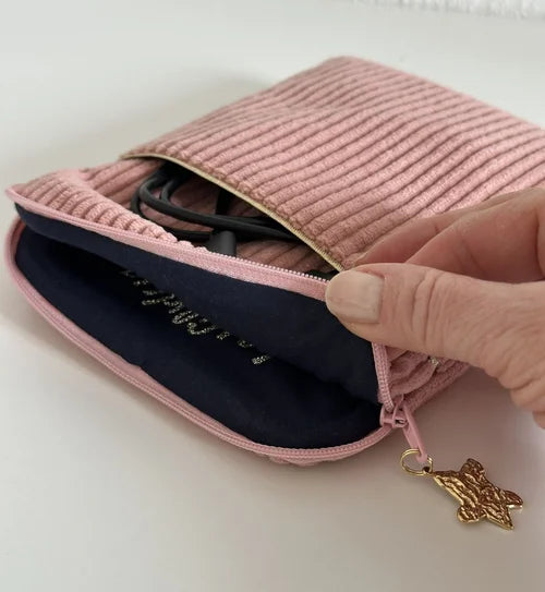 L'intérieur de la pochette liseuse en velours cotelé rose blush 