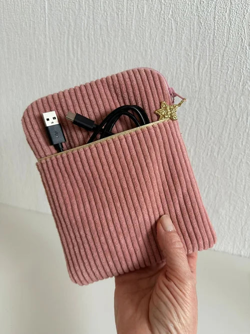 La pochette liseuse en velours cotelé rose blush format 6 pouces, tenue en main