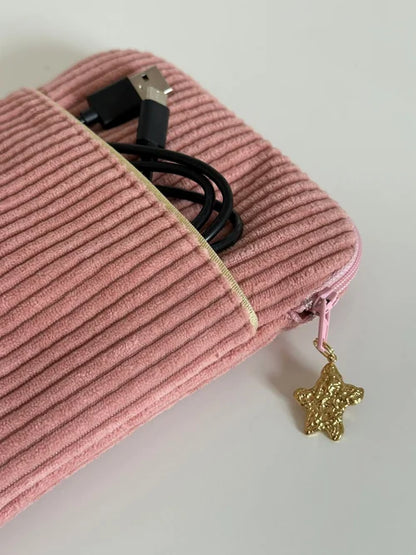La poche avant de la pochette liseuse en velours cotelé rose blush 