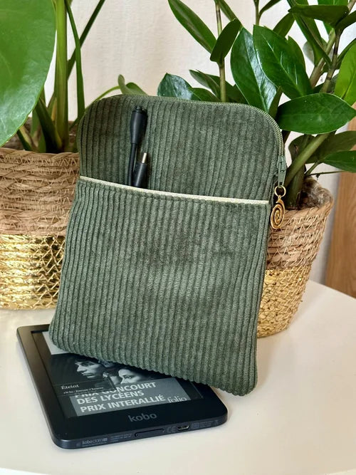 La pochette liseuse en velours cotelé vert kaki, format 6 pouces avec Kobo Clara.