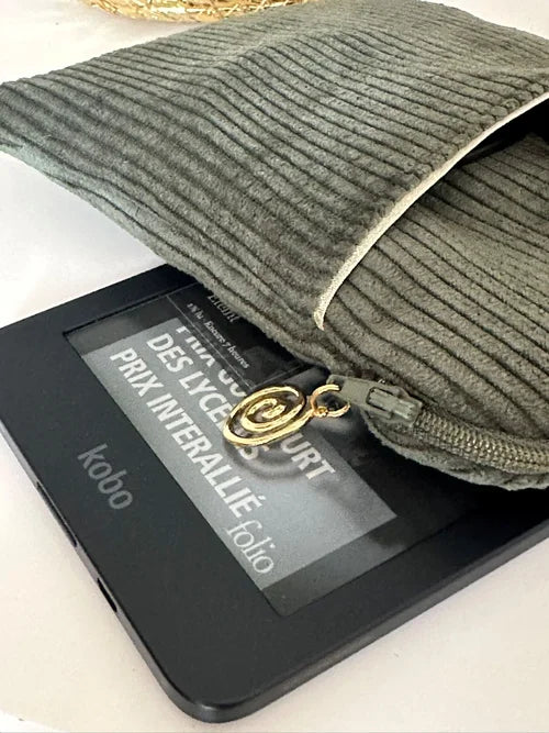 L'ouverture élargie de la pochette liseuse en velours cotelé vert kaki.