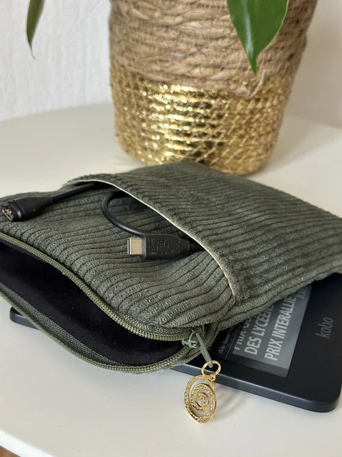 La pochette liseuse en velours cotelé vert kaki, ouverte