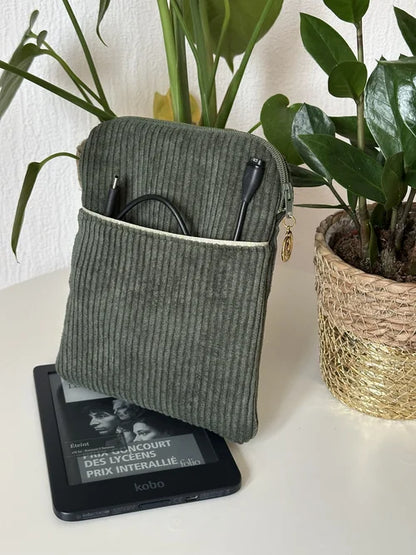 Vue d'ensemble de la pochette liseuse en velours cotelé vert kaki.