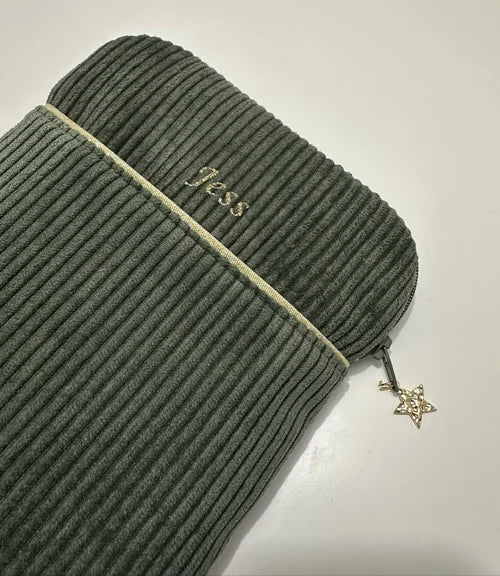 La pochette liseuse en velours cotelé vert kaki, avec personnalisation extérieure.