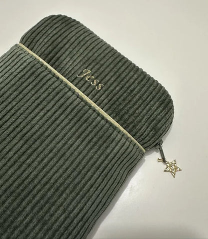 La pochette liseuse en velours cotelé vert kaki, avec personnalisation extérieure.