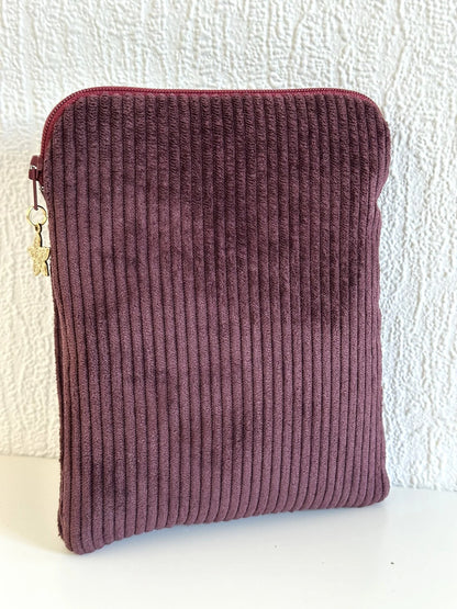Le dos de la pochette liseuse en velours prune.