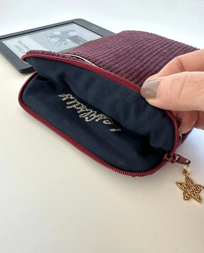 La doublure intérieure en tissu coton doux de la pochette liseuse en velours prune.