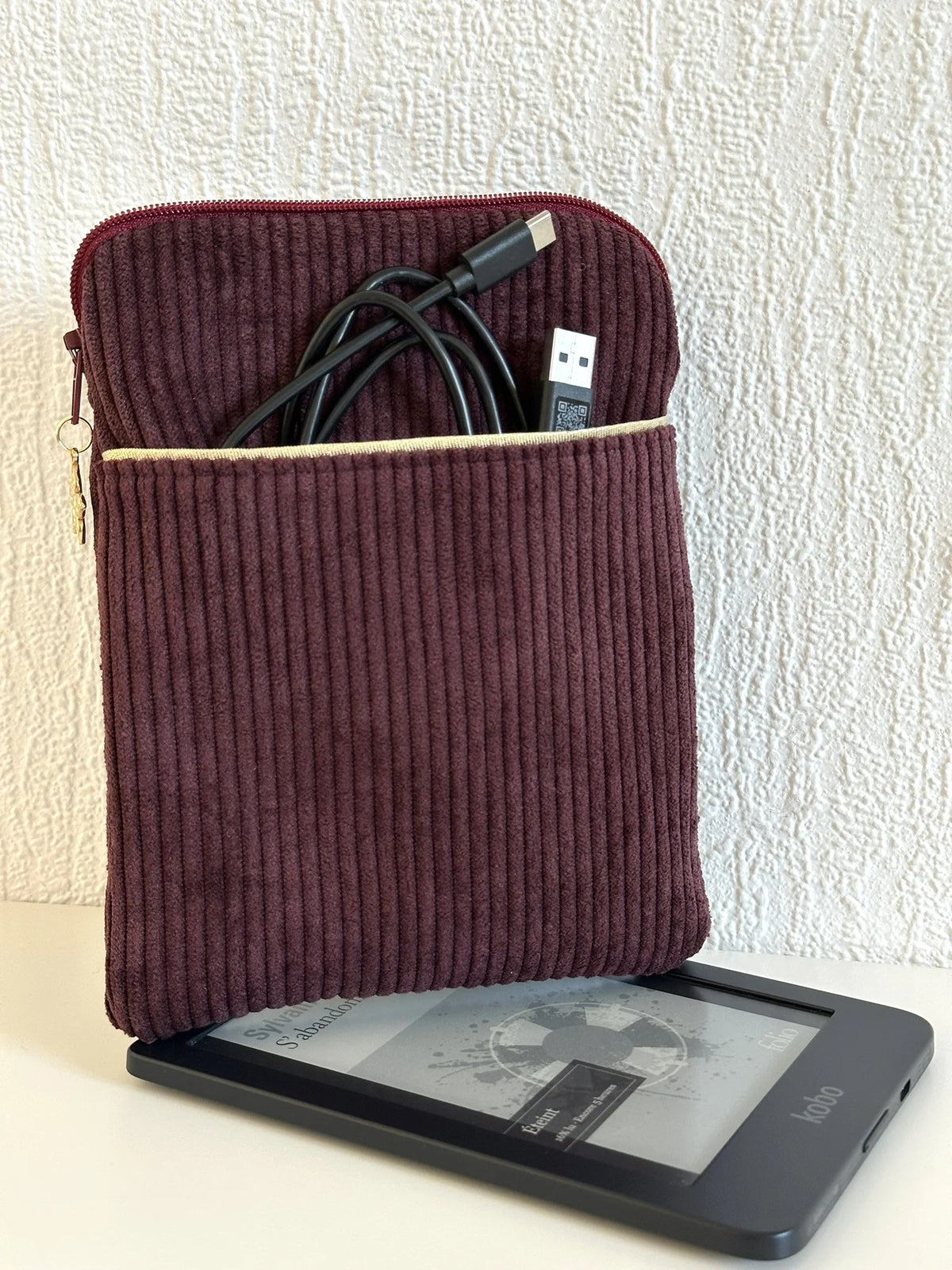 La pochette liseuse en velours prune, vue de face.