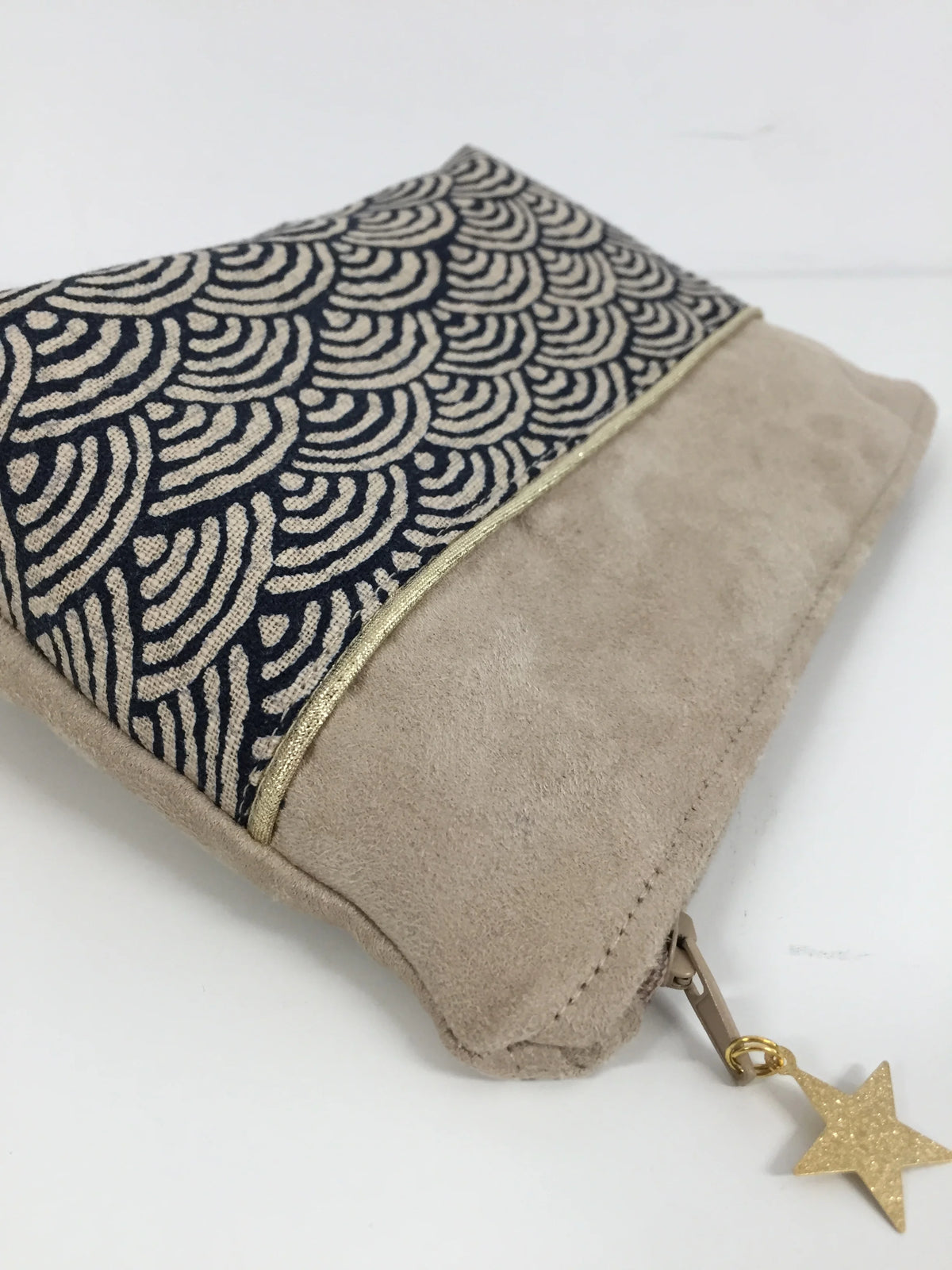 Vue détaillée de la face avant de la pochette à maquillage beige en tissu japonais Seigaiha bleu nuit.