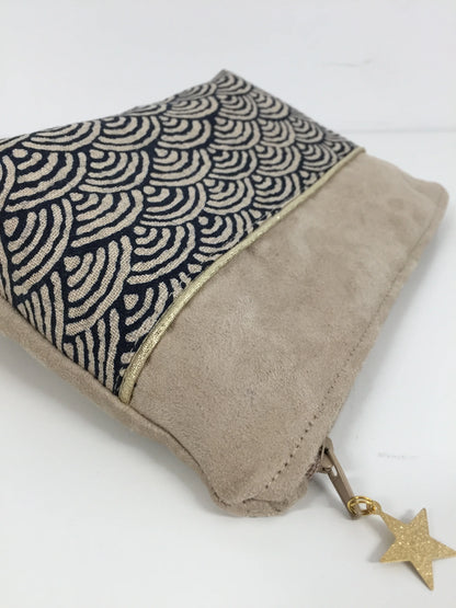 Vue détaillée de la face avant de la pochette à maquillage beige en tissu japonais Seigaiha bleu nuit.