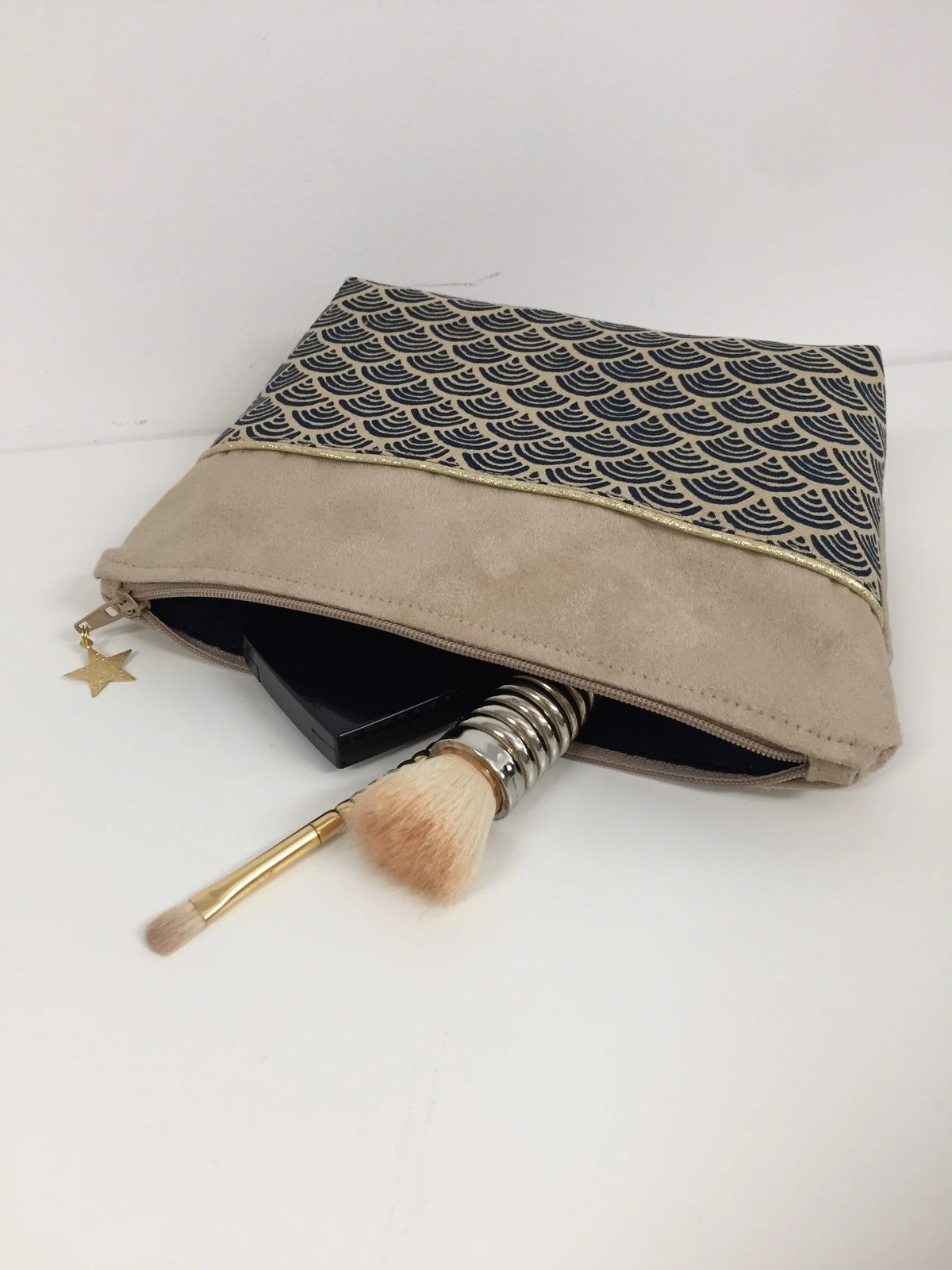 Pochette à maquillage beige en tissu japonais Seigaiha bleu marine
