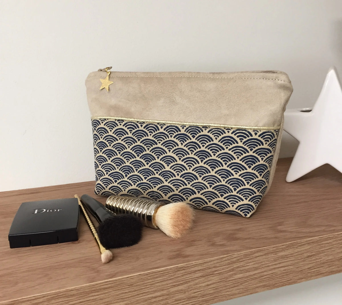 La pochette à maquillage beige en tissu japonais Seigaiha bleu marine.