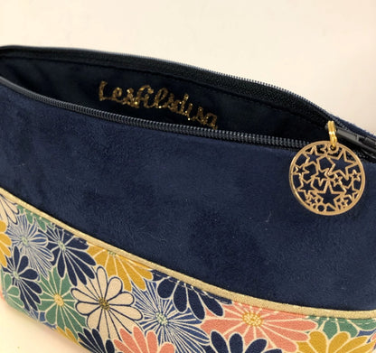 L'intérieur de la pochette à maquillage bleu marine en tissu japonais fleuri Kiku.