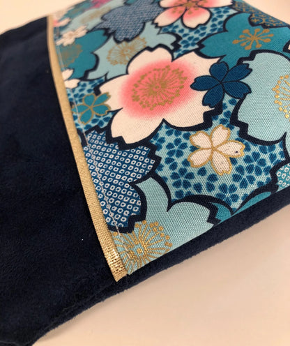 Détail de La pochette à maquillage bleu marine en tissu japonais fleuri turquoise