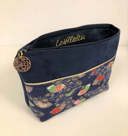 L'intérieur de la pochette à maquillage bleu marine en tissu japonais Sakura éventails.