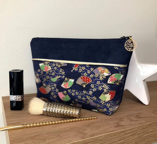 La pochette à maquillage bleu marine en tissu japonais Sakura éventails, vue de face.