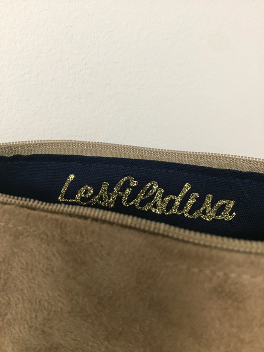 L'intérieur de la pochette à maquillage camel en tissu japonais Seigaiha bleu marine.