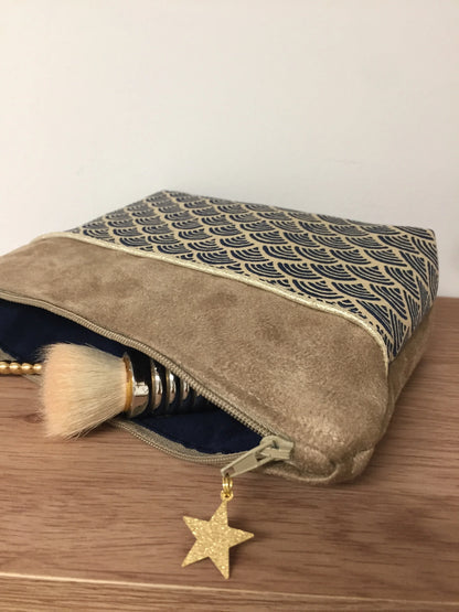 La pochette à maquillage camel en tissu japonais Seigaiha bleu marine, garnie de pinceaux.
