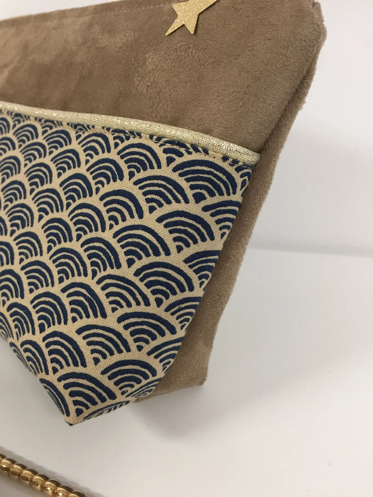 Vue détaillée de la pochette à maquillage camel en tissu japonais Seigaiha bleu marine.