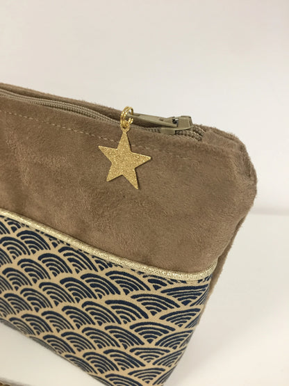 La fermeture éclair de la pochette à maquillage camel en tissu japonais Seigaiha bleu marine.