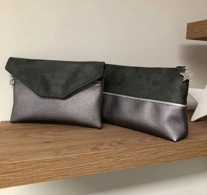 La pochette à maquillage grise et argentée, et le compagnon de sac assorti.