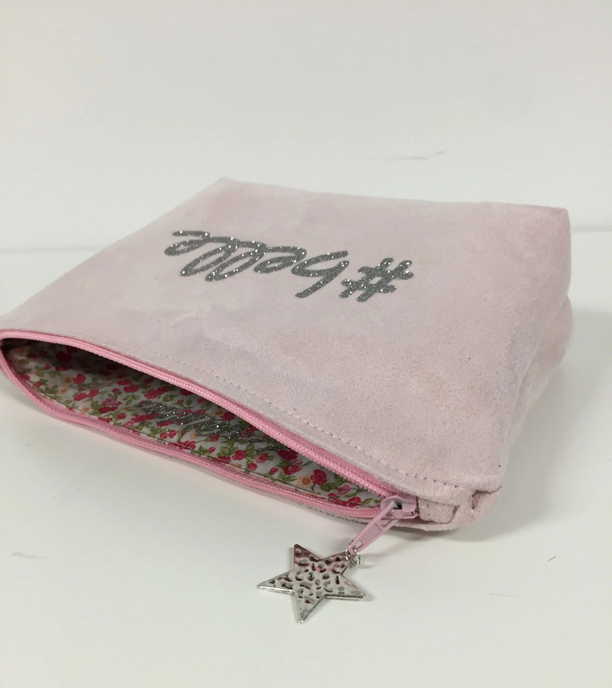La pochette à maquillage rose pastel belle à paillettes argentées, ouverte.