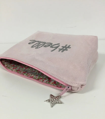 La pochette à maquillage rose pastel belle à paillettes argentées, ouverte.