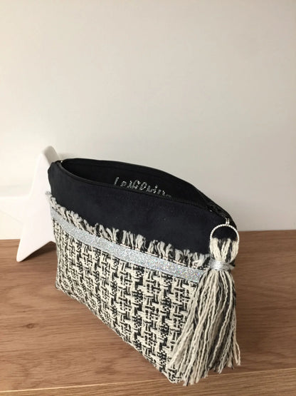 Vue ouverte de la pochette noire et écru en tweed style haute couture française.
